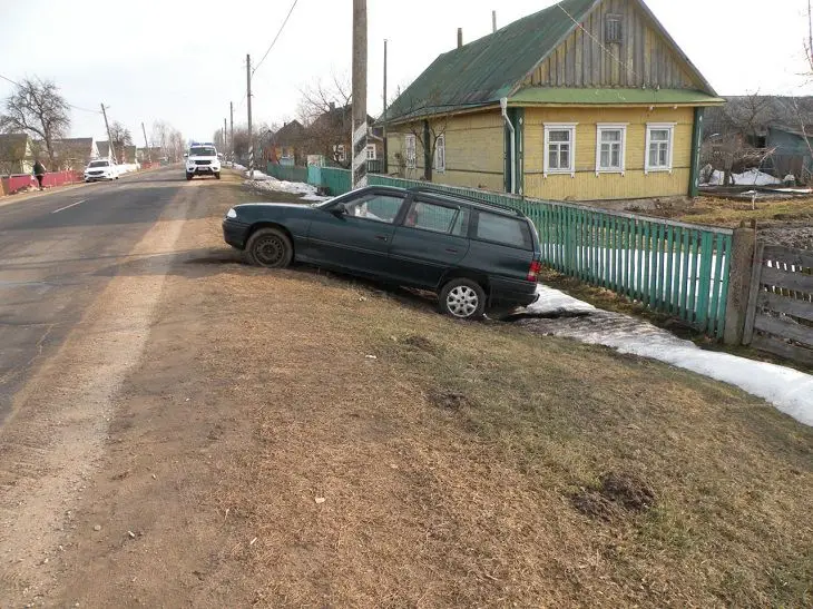Приключения пьяного водителя под Копылем: угнал, попал в ДТП и ударился в бега автомобиль