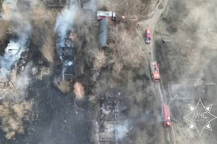Уничтожено 6 домов и 12 построек: в деревне в Пружанском районе бушевал страшный пожар Пожар