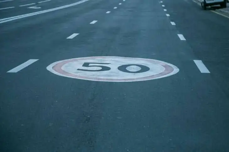 Почему в Минске больше не используют краску для разметки дорог: новая технология Разметка