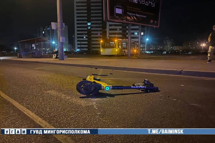 Не спешилась на переходе: подросток на электросамокате попала под троллейбус в Минске Самокат