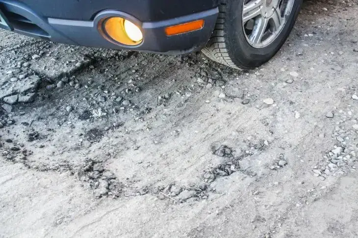 Почему сократился объем ямочного ремонта в Минске этой зимой: объяснение от дорожников Яма