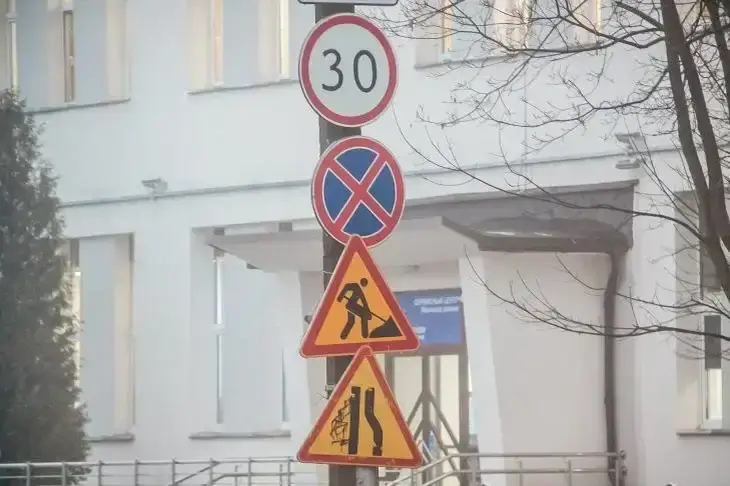 Названы сроки завершения реконструкции моста через Днепр в Речицком районе: сколько еще ждать Знаки