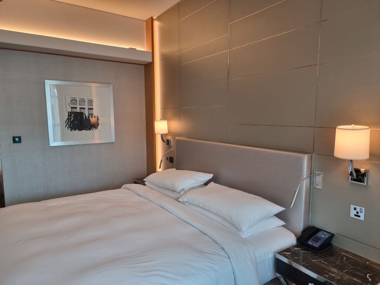 Шкаф-купе в спальне: почему зеркальные двери напротив кровати — плохая примета и ошибка фэн-шуй