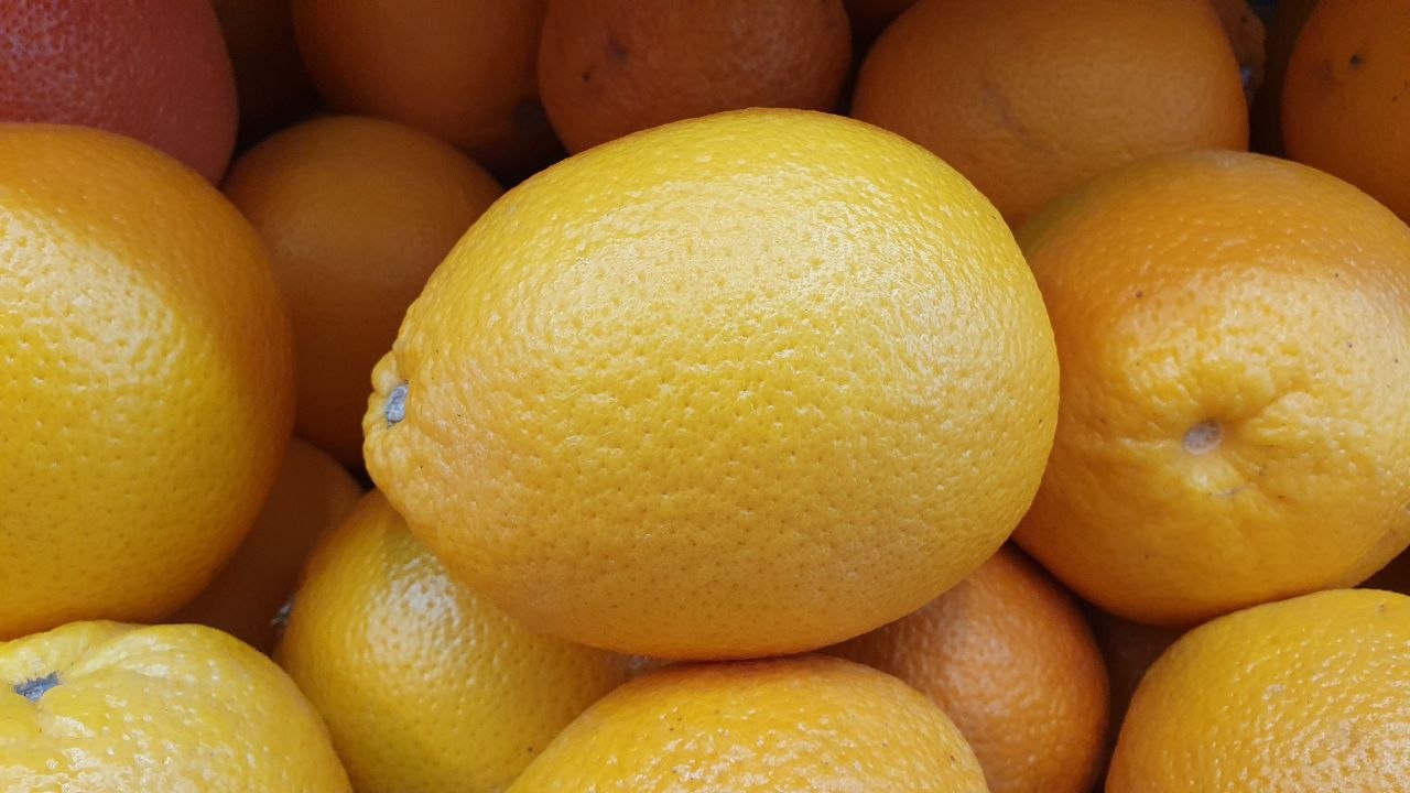 Секрет воды: почему лимонная вода работает, только если пить ее определенным глотком