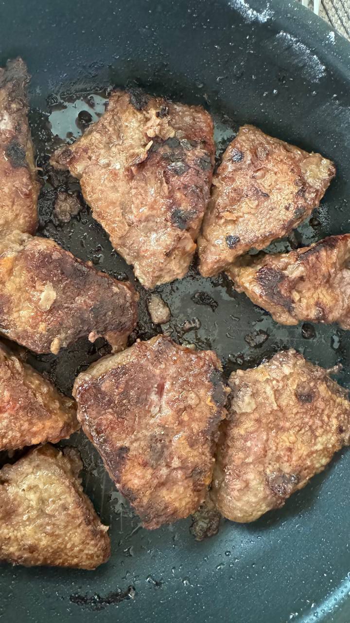 Стейк идеальной прожарки: сколько минут нужно жарить с каждой стороны и почему нельзя сразу нарезать мясо