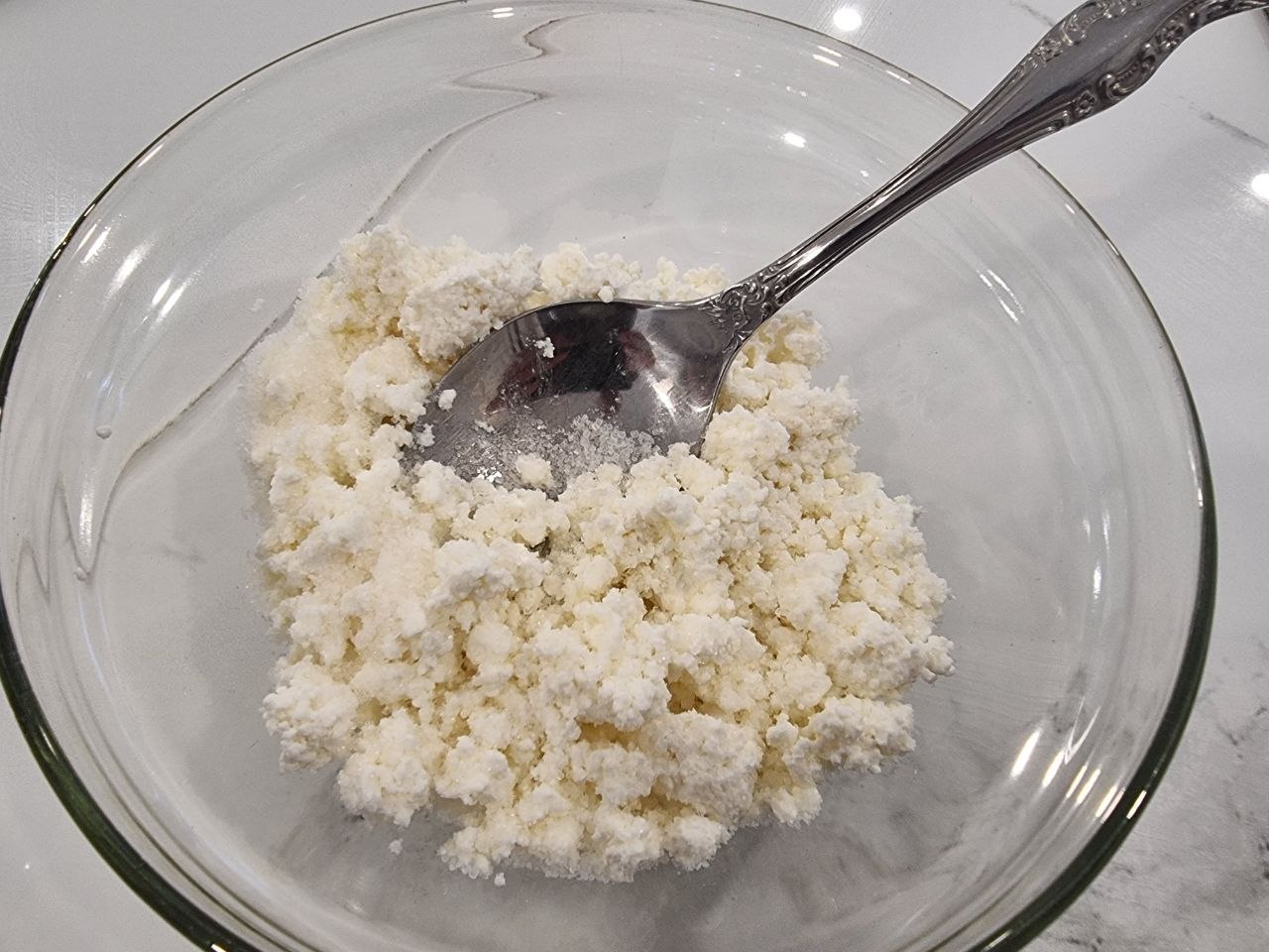 Почему нельзя запивать творог чаем: это сводит все усилия на нет