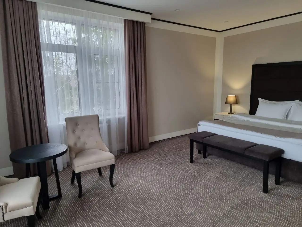 Высота потолков: какой секрет с вертикальными полосами заставляет комнату расти вверх на 30 сантиметров комната