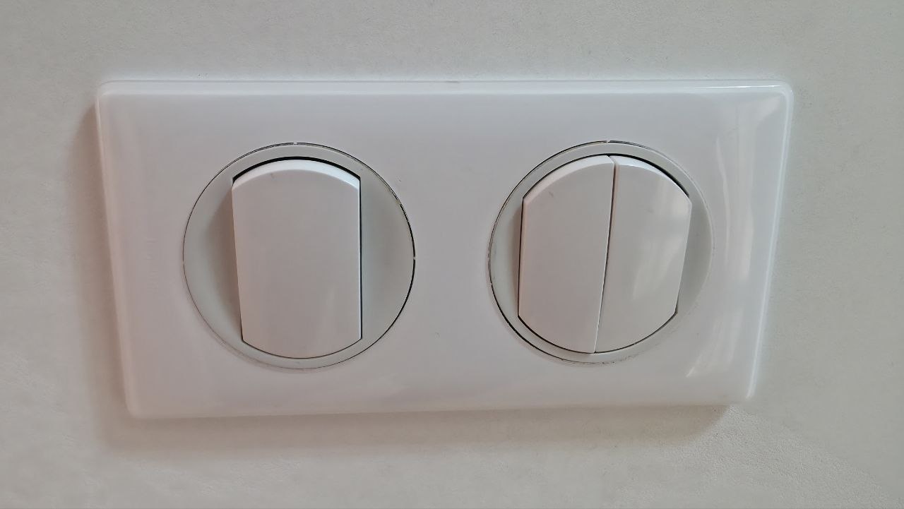 Розетки и выключатели: почему их расположение нужно продумывать до штукатурки и как исправить ошибку