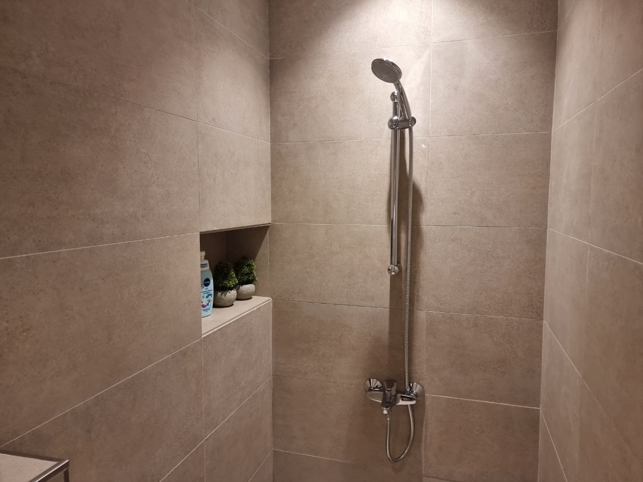 ТОП-5 ошибок в утреннем душе: почему привычка мыться горячей водой разрушает кожу душ