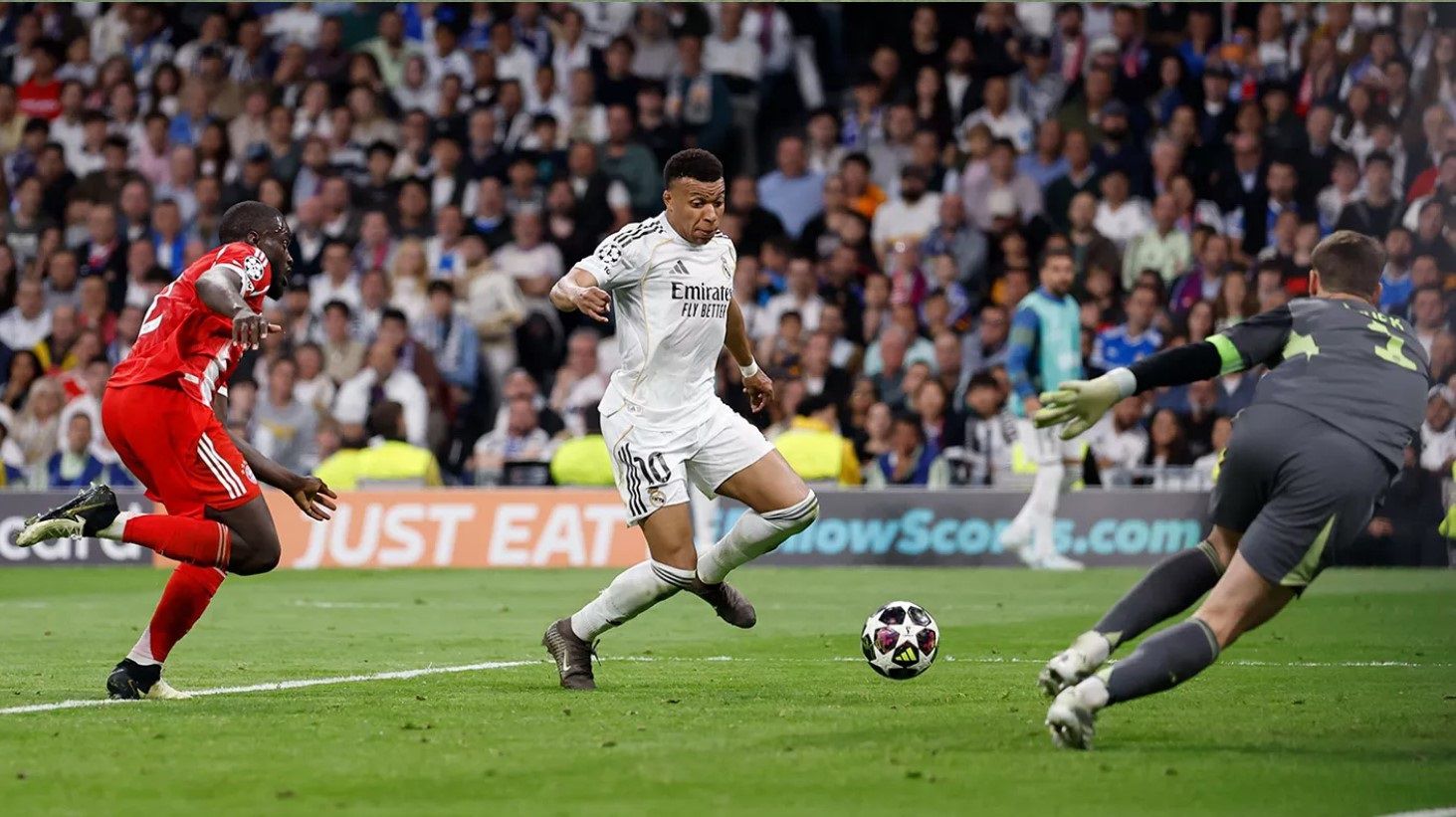 Футбол. Лига чемпионов. В первых матчах четвертьфинала сыграли «Реал» с «Баварией» и «Спортинг» с «Арсеналом» футбол