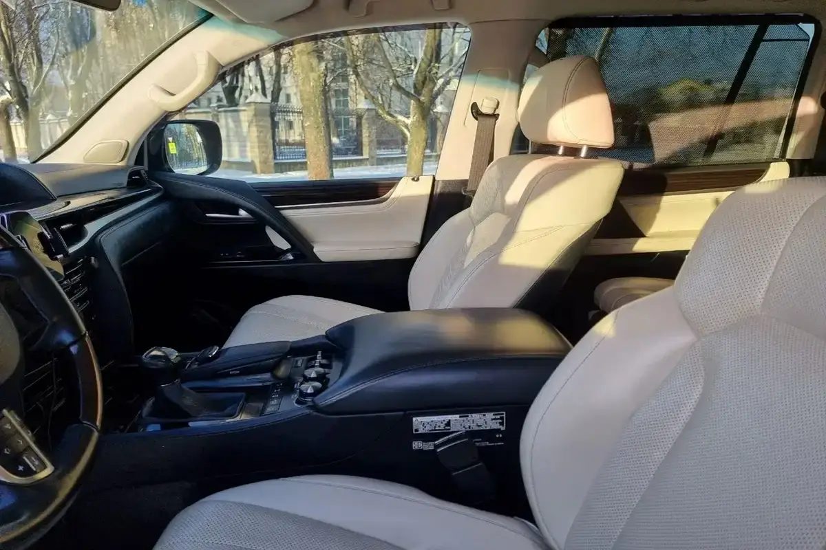 Что нужно учитывать водителям и пешеходам в дождь: советы правоохранителей Авто