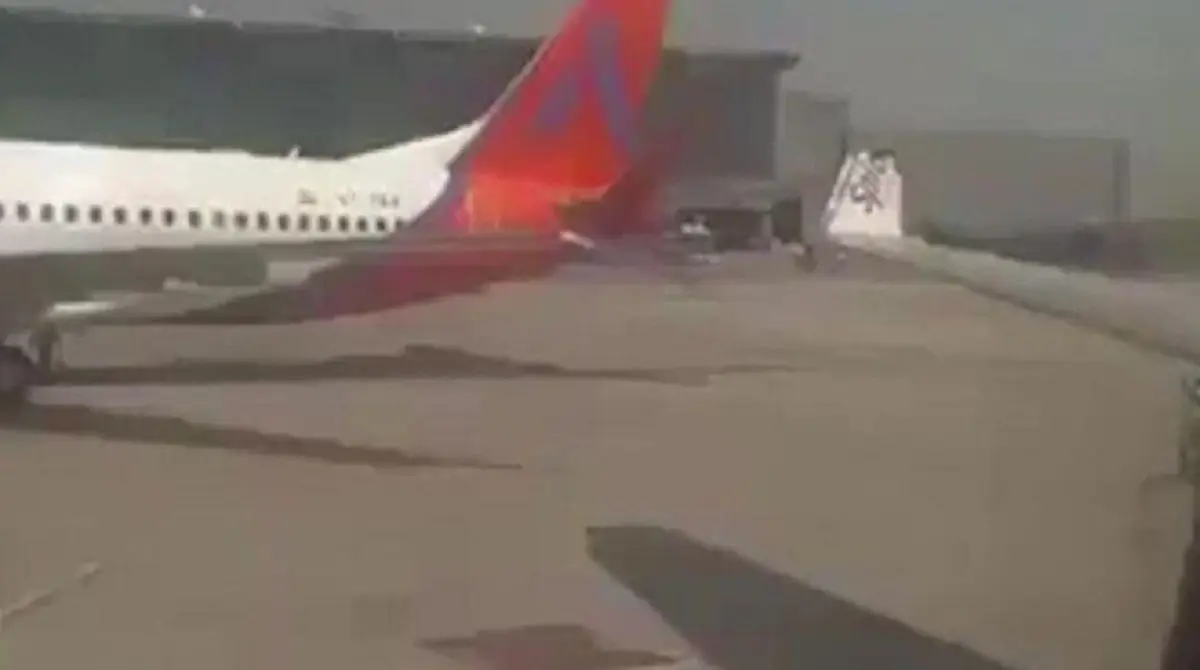 ЧП в аэропорту Дели: столкнулись два пассажирских самолета самолет
