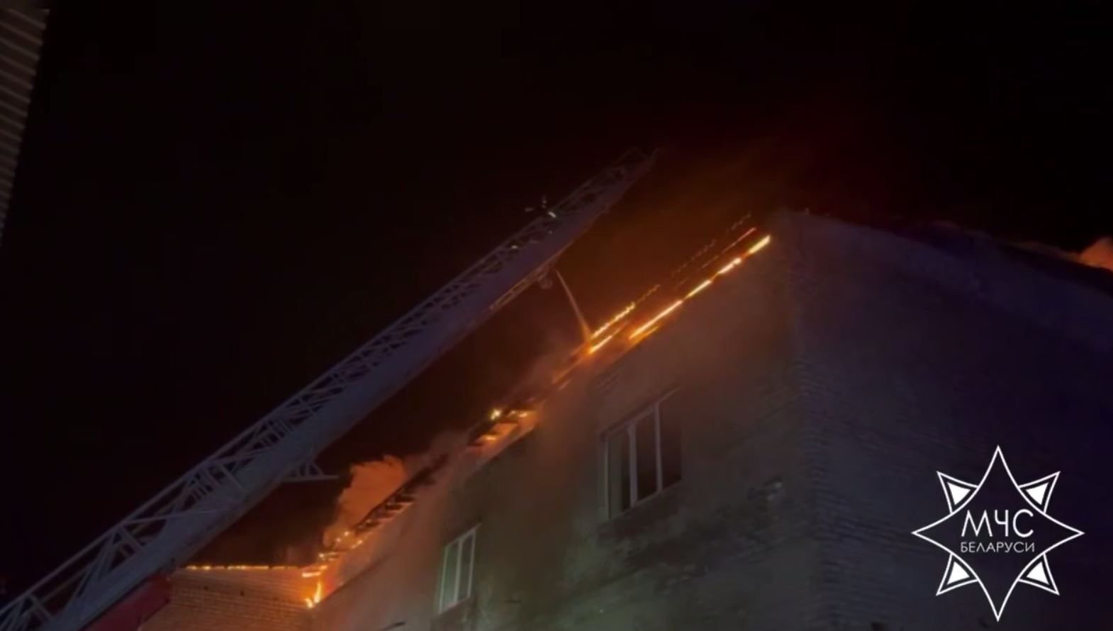 Открытое горение крыши. Ночью в Молодечно случился крупный пожар пожар