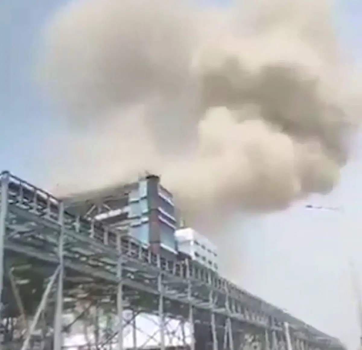 Погибли как минимум 10 человек, ранены более 40 людей. Мощный взрыв сотряс электростанцию в Индии взрыв