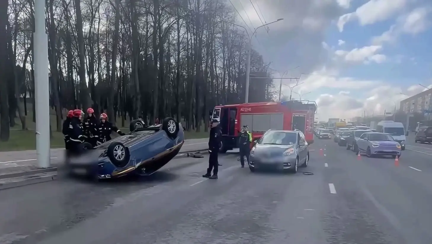 Появились подробности резонансной аварии на Партизанском проспекте. Участвовали Тесла, Лада и Рено дтп