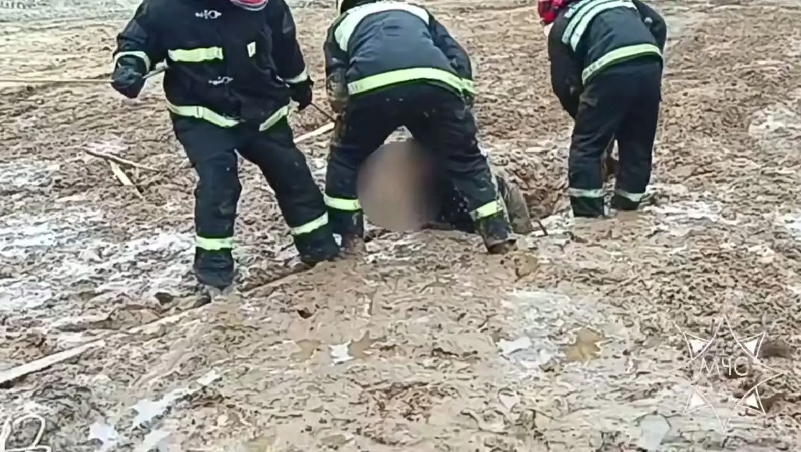 В Борисове подросток застрял в грязи: самостоятельно не мог выбраться люди