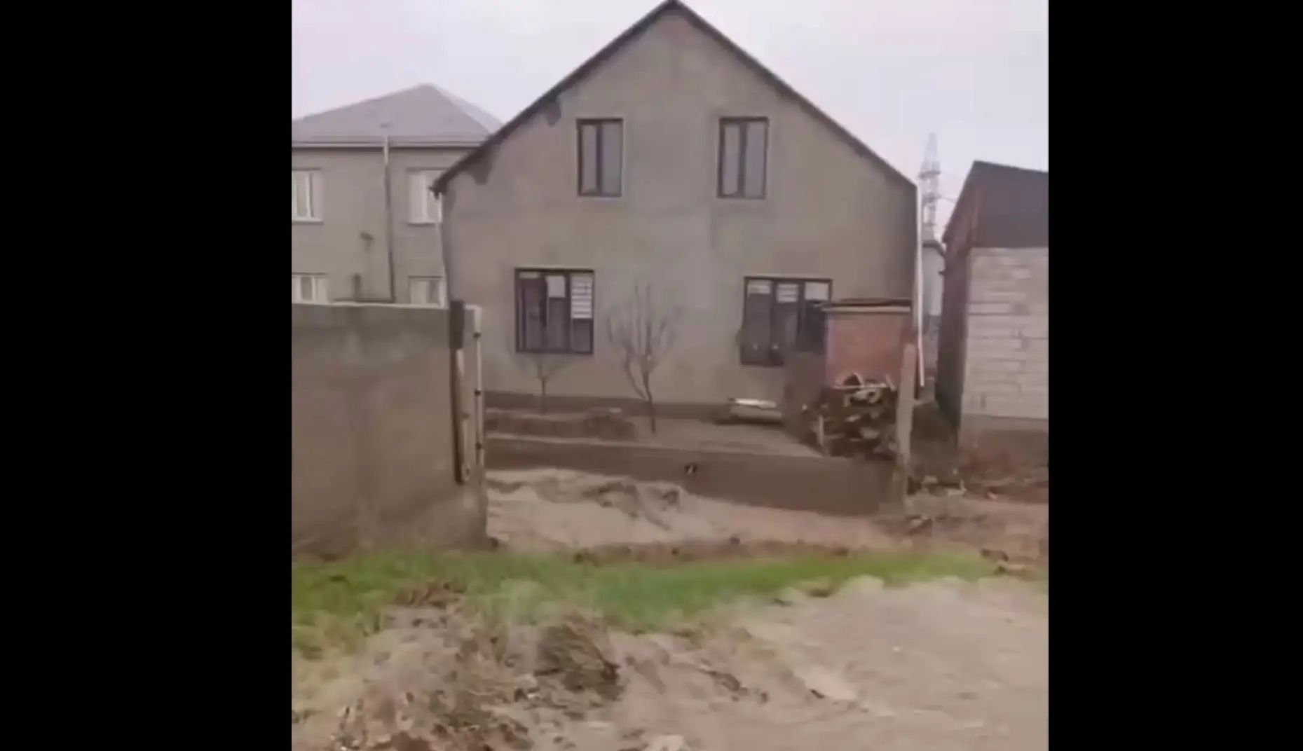 В Дагестане мощный потоп, сносит все. Сотни населенных пунктов без света дом