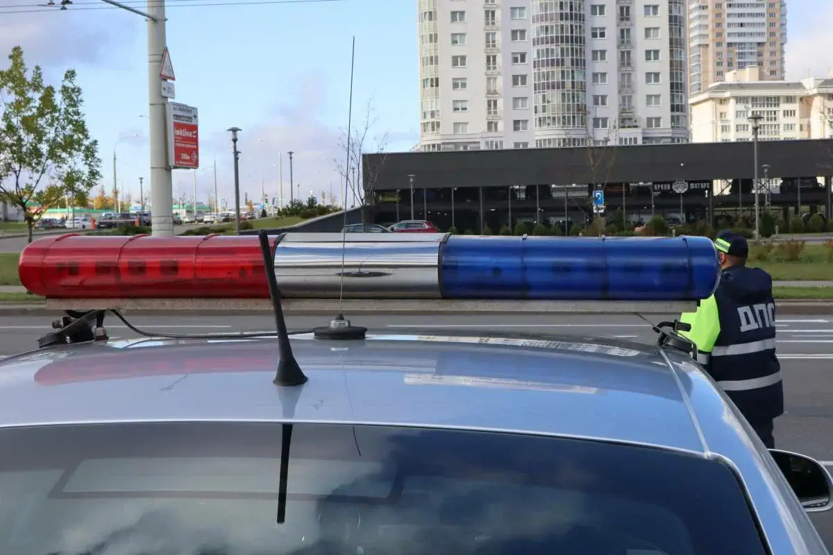 Две минские школьницы угодили под машину на пересечении Лобанка и Мазурова: катались на электросамокате ГАИ