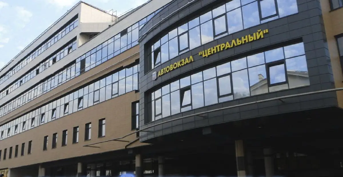 На автовокзале «Центральный» в Минске случился водопад: лило сверху на платформы здание