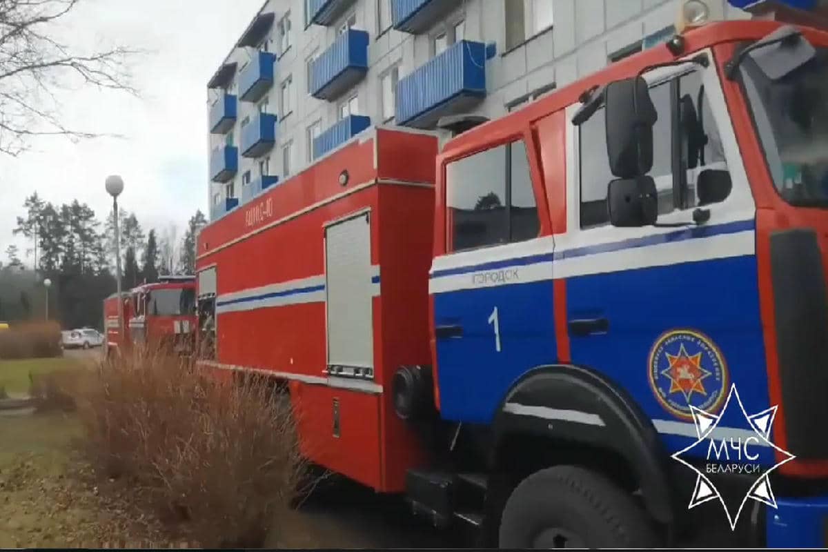 МЧС: в Городокском районе спасли мужчину и эвакуировали 5 жителей при пожаре Пожарная машина