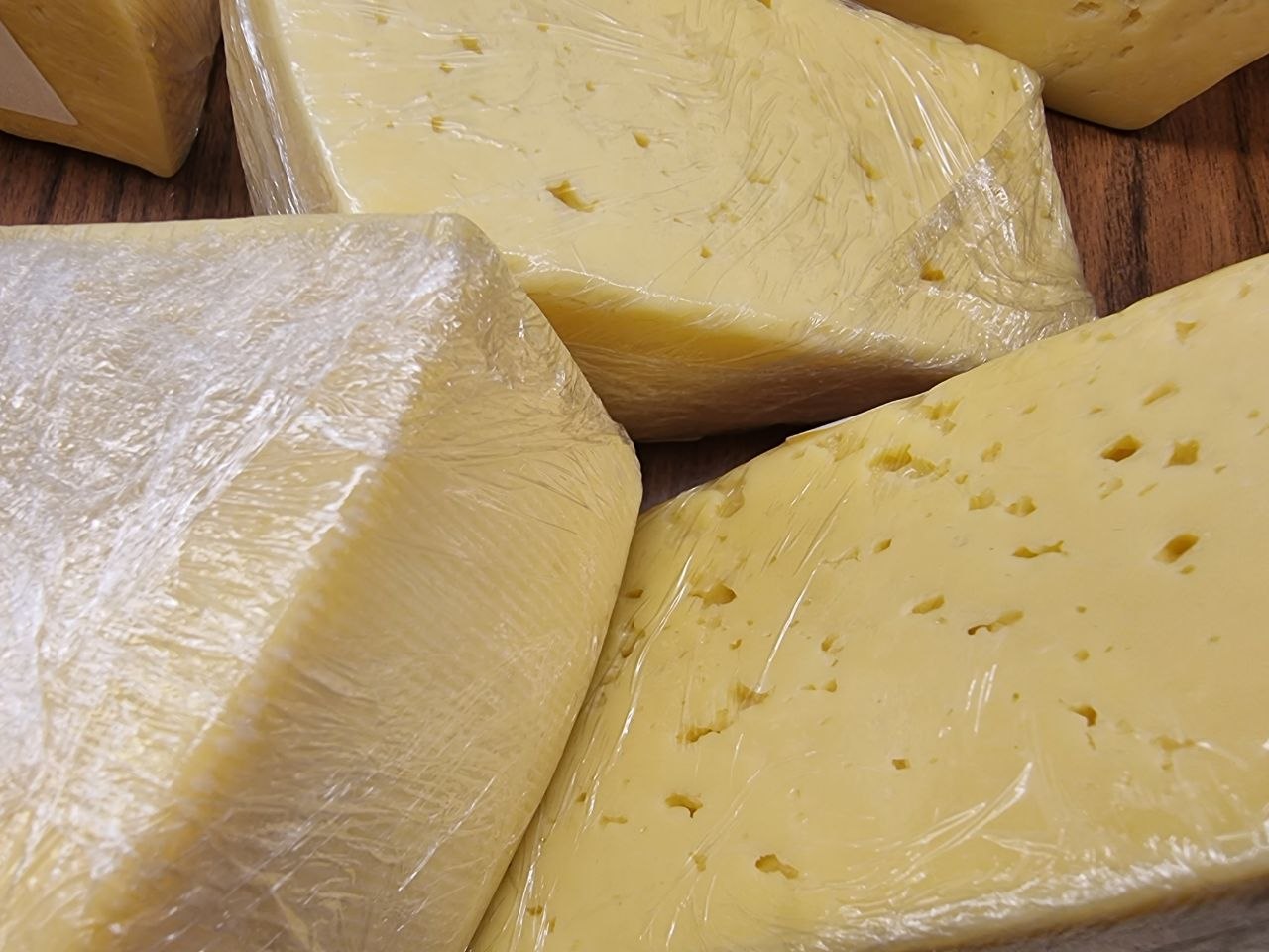 Сыр не засохнет: как хранить в холодильнике и почему сливочное масло на срезе продлевает срок хранения сыр