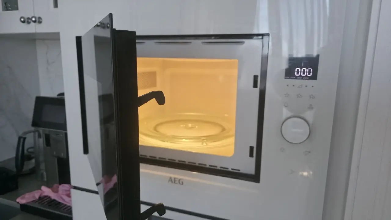 Остатки еды: какие 5 продуктов нельзя разогревать в микроволновке и почему рис становится опасным микроволновая печь