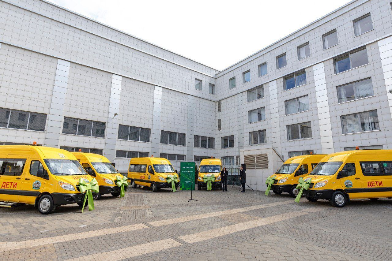 В Беларуси банк подарил нескольким школам автобусы