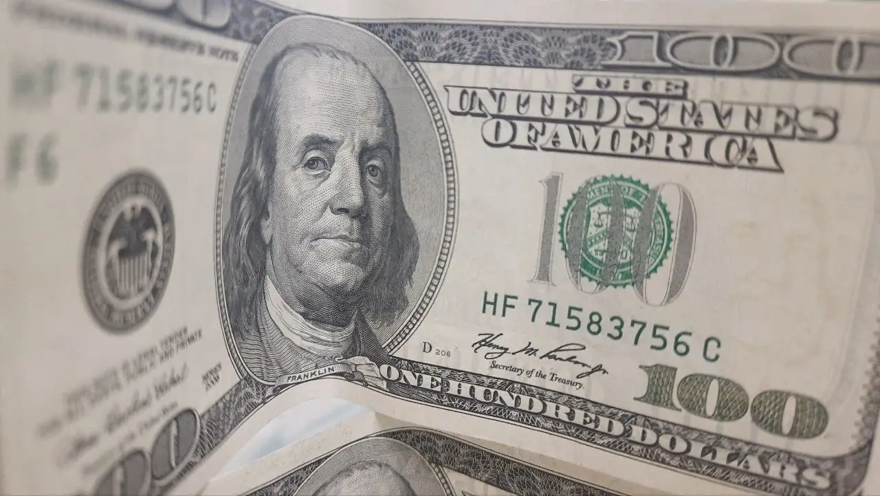 Доллар дешевеет. Но это «цветочки»: в мае появятся «ягодки» – что обвалит «американца» до неприличия деньги