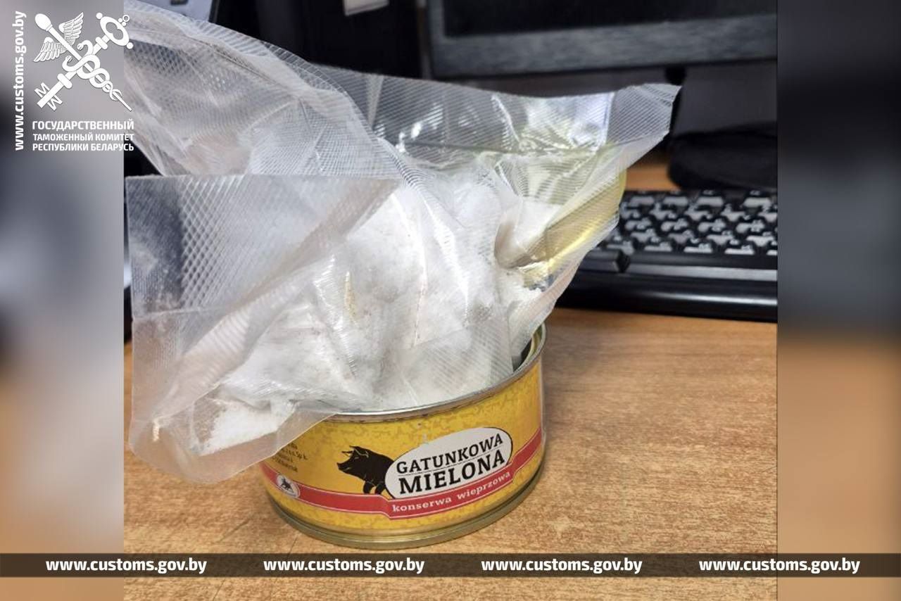 Свыше 2,3 кг мефедрона хотели провезти в Беларусь в консервных банках вещи