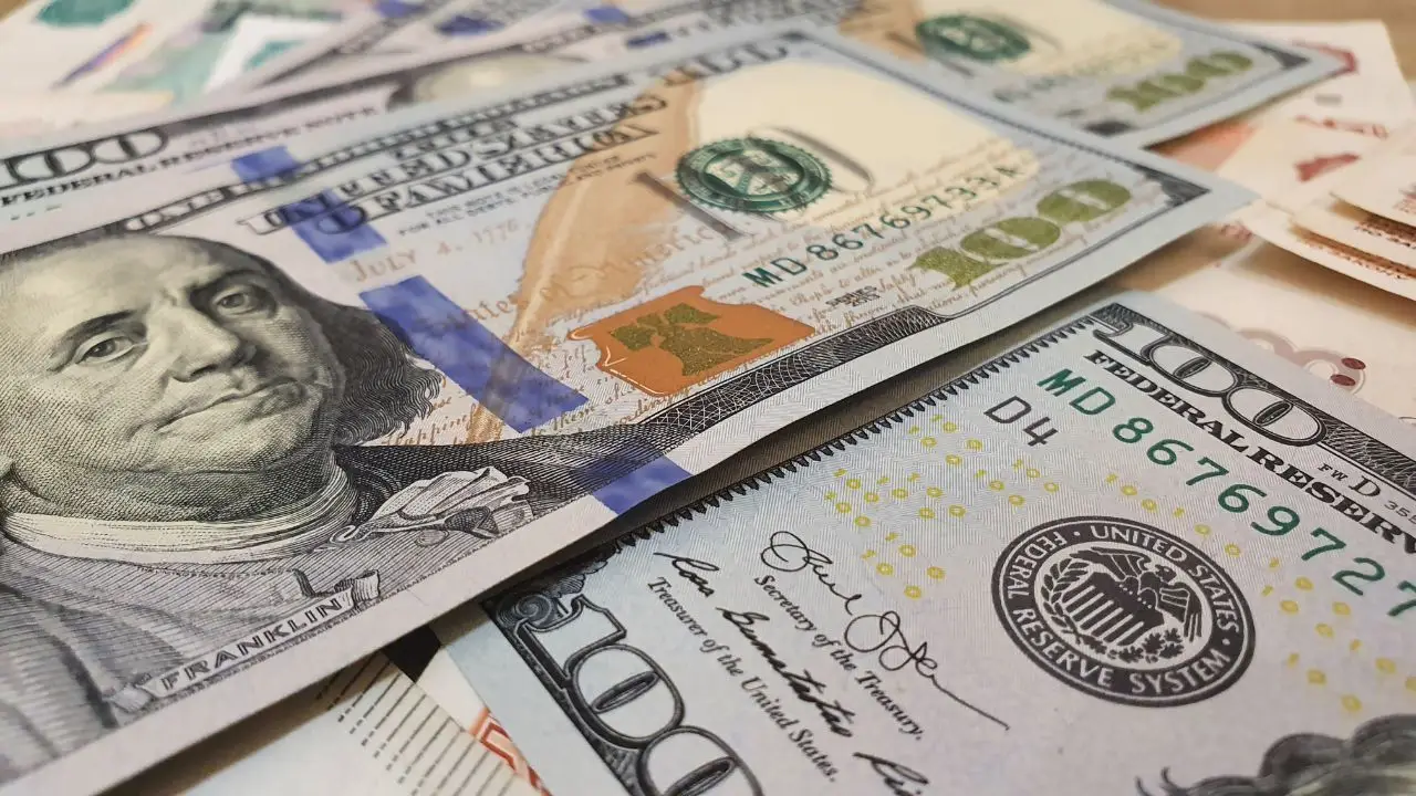 Стоит ли бежать в обменники за долларами в апреле 2026 года: экономисты дали четкий сигнал деньги