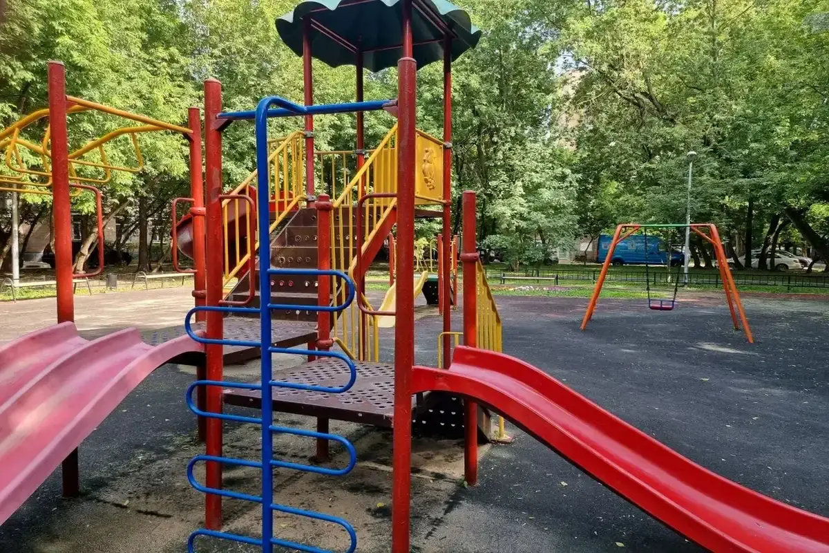 Как эксперты установили личность вандала: погром в детсаду Минска раскрыли благодаря следам обуви Детская площадка