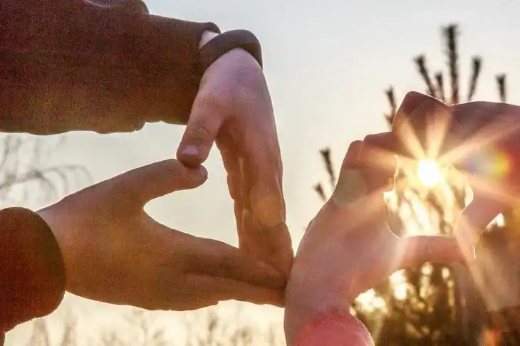 Почему мы боимся влюбиться: вот откуда растут корни филофобии Руки