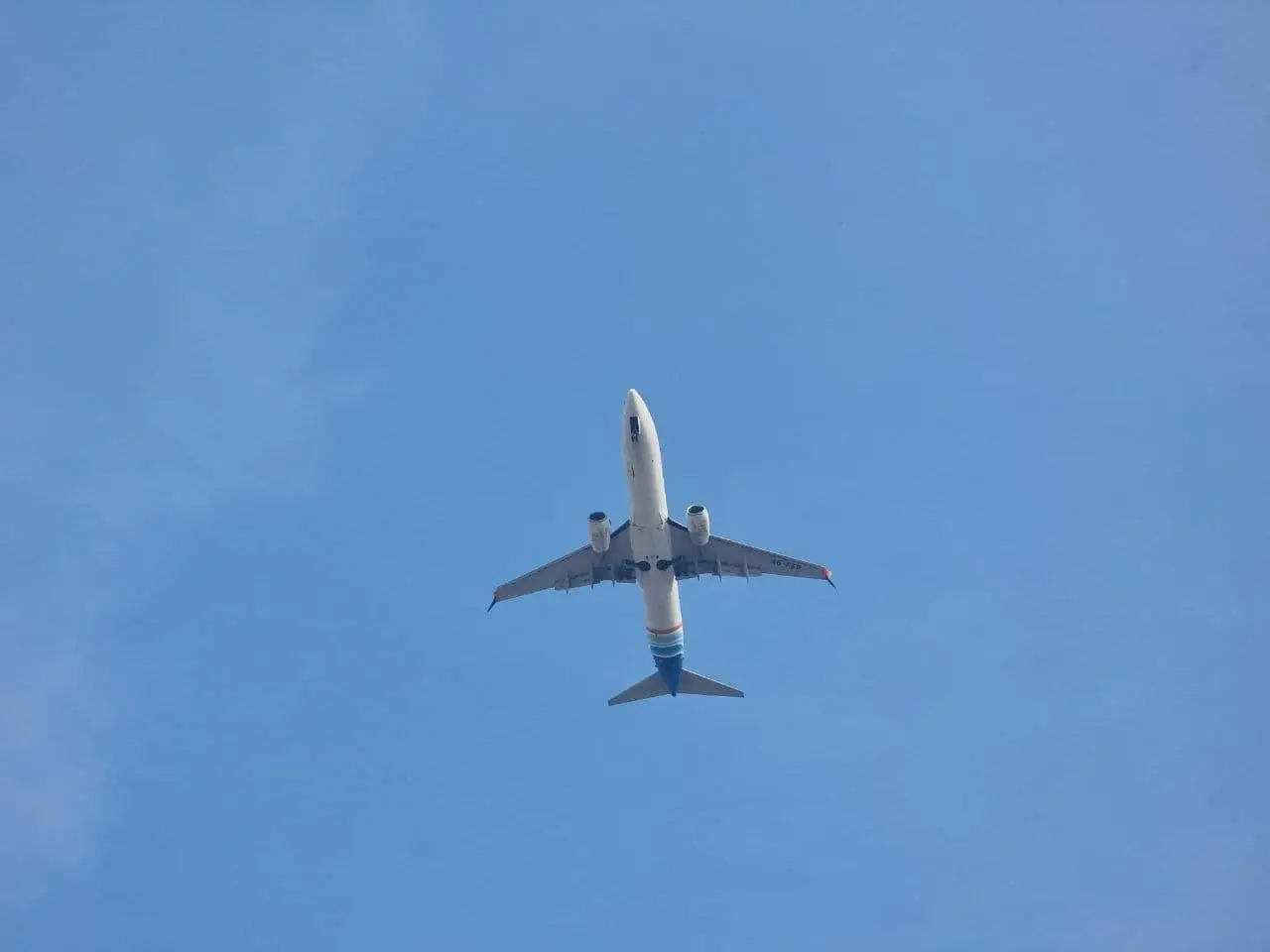 Небо над Кувейтом закрыто 47-е сутки подряд: запрет на полёты продлён до вечера 15 апреля 2026 года Самолет