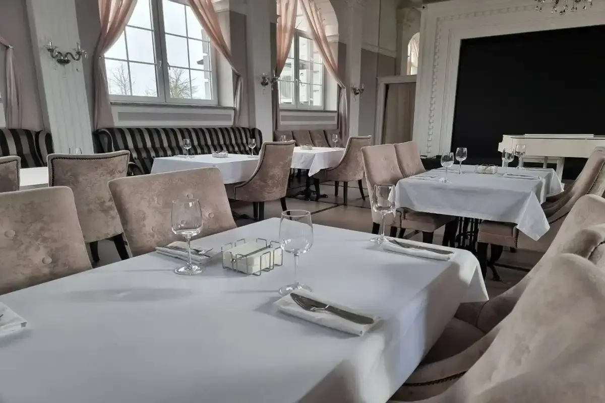 Спасение скатерти после праздника: руководство по удалению сложных пятен от вина, жира и свёклы Столы