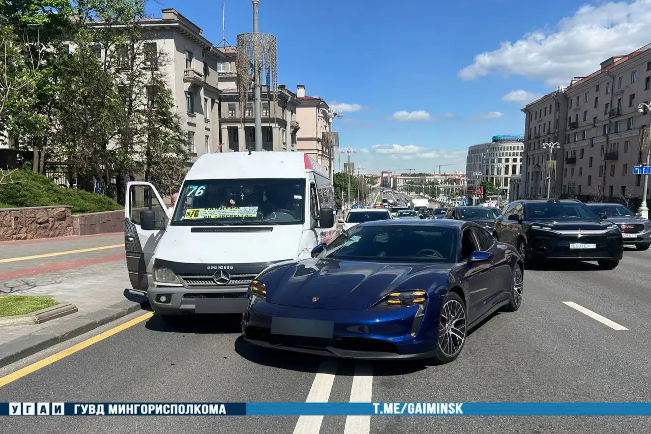 Маршрутка и электрический «Porsche» столкнулись на проспекте Независимости Авария на дороге