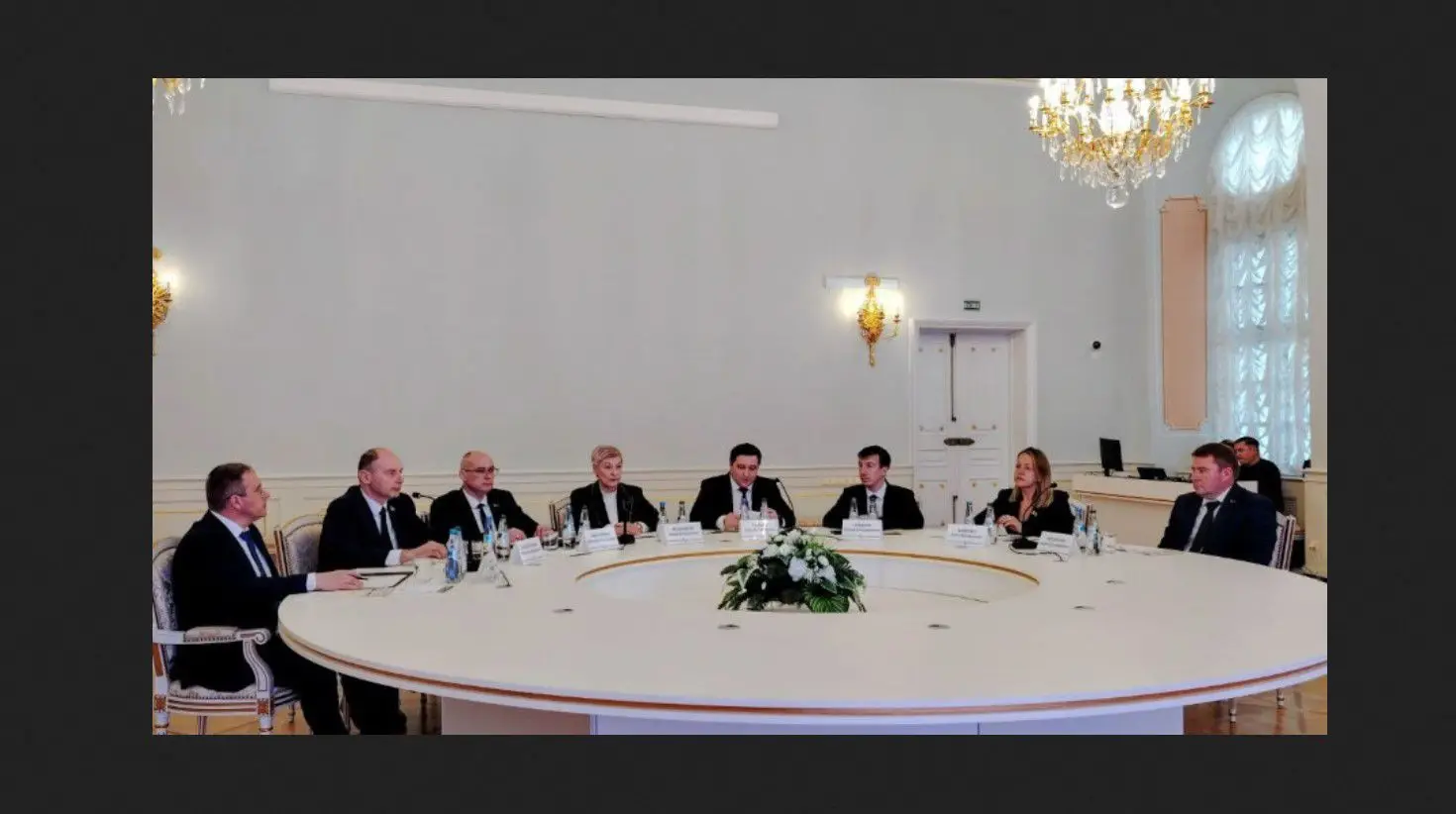Медведева заявила о единых принципах статистических систем Беларуси и России люди за столом