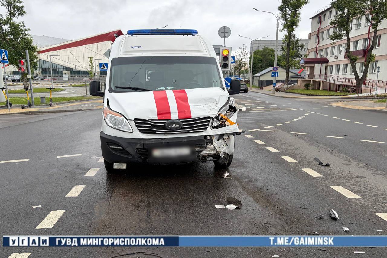 ДТП с участием скорой помощи произошло в Минске утром Скорая помощь