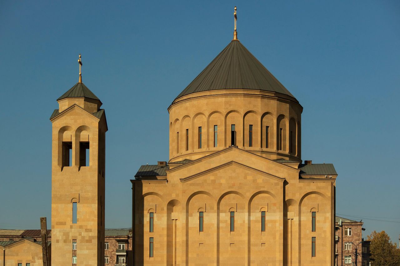 В Ереване оппозиция провела многотысячный митинг Церковь в Армении
