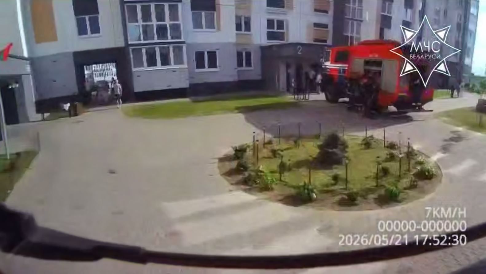 В Барановичах очевидцы спасли запертых в горящей квартире детей автомобиль МЧС