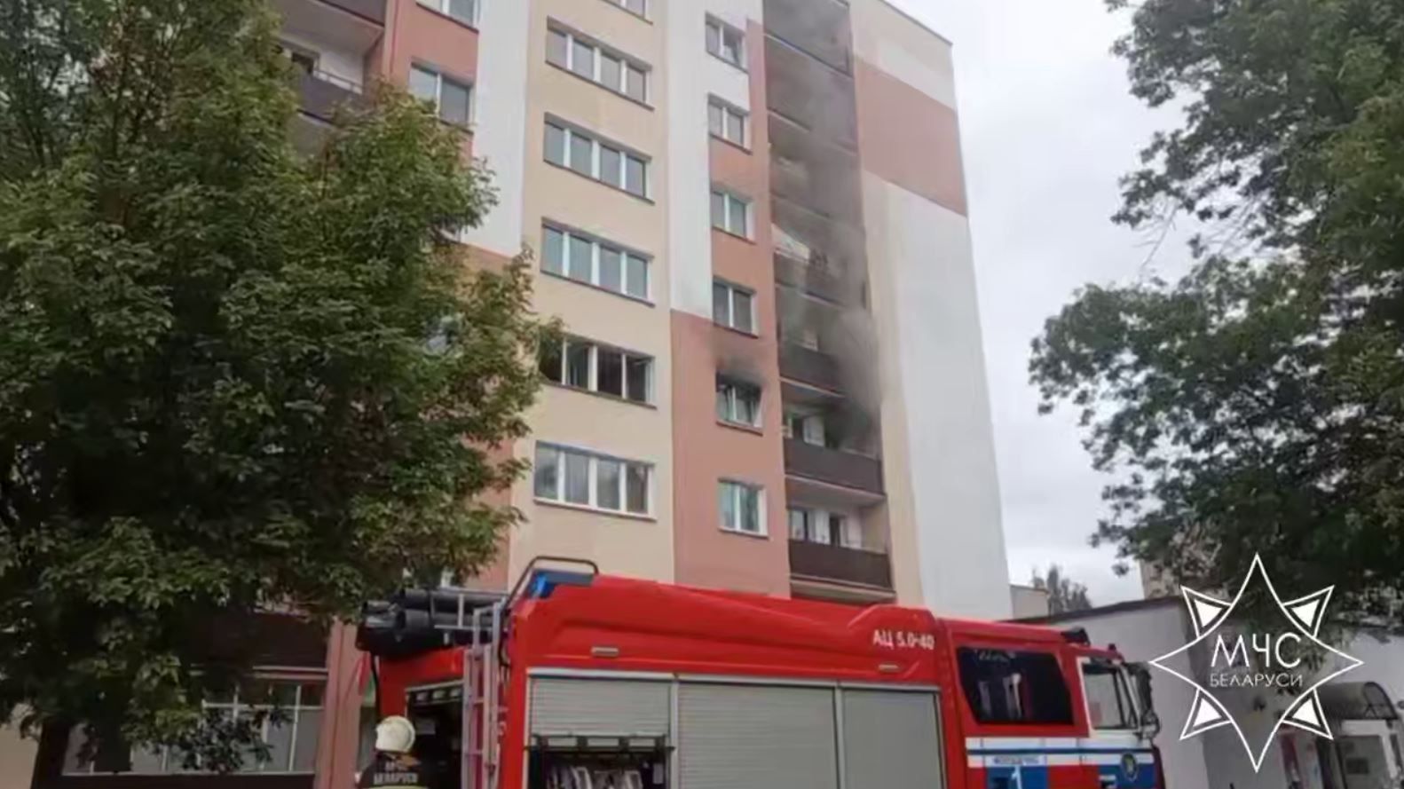 автомобиль у дома