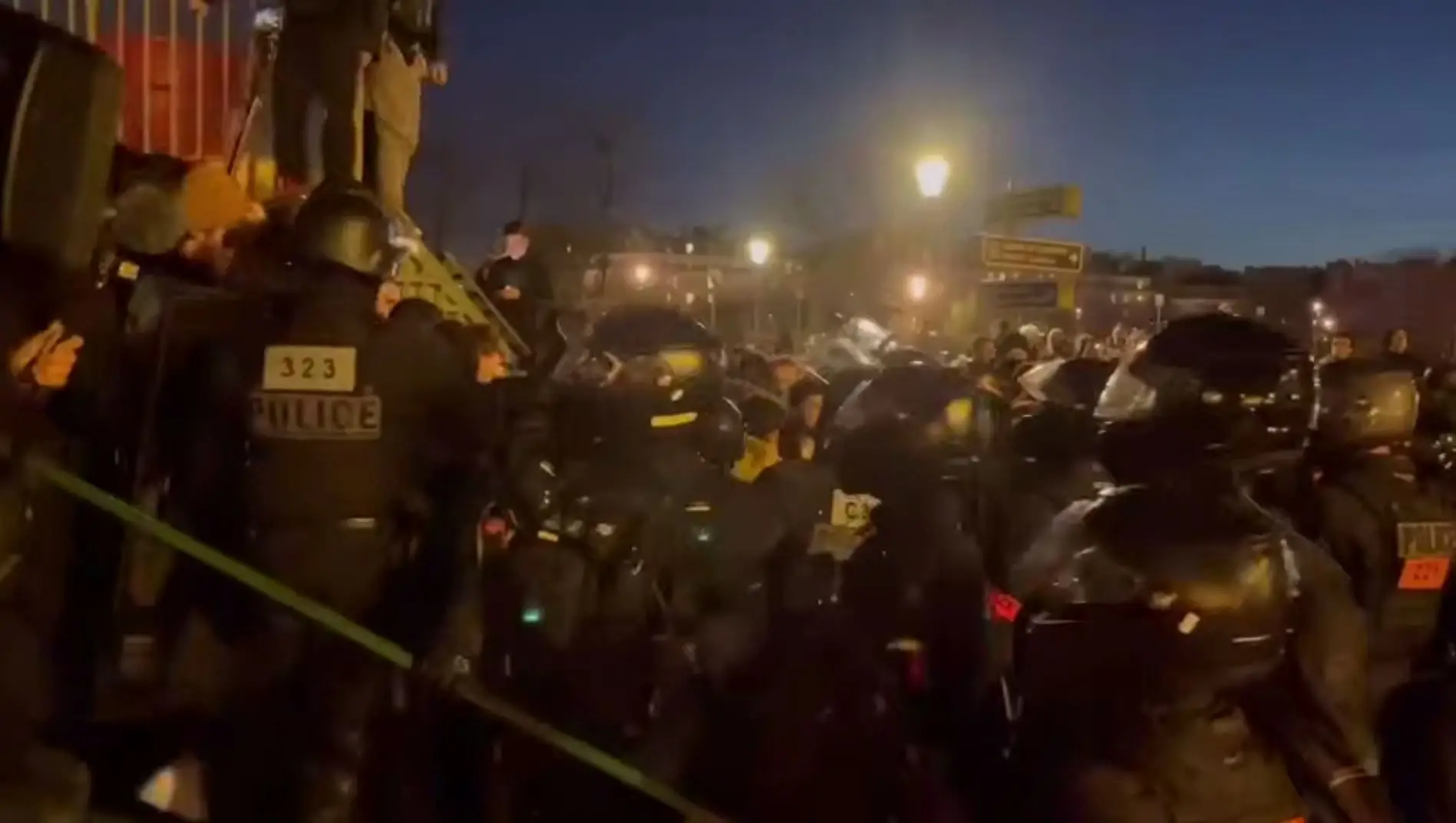 В Париже полиция применила слезоточивый газ против бесчинствующих болельщиков ПСЖ французские полицейские