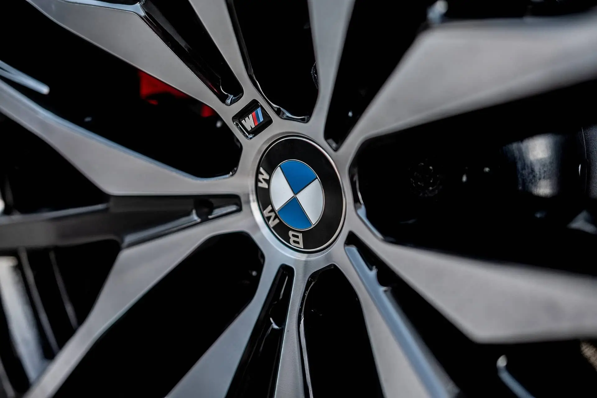 BMW приостановила выпуск выпуск части моделей iX1 из-за дефицита обычных колёс Автомобильное колесо