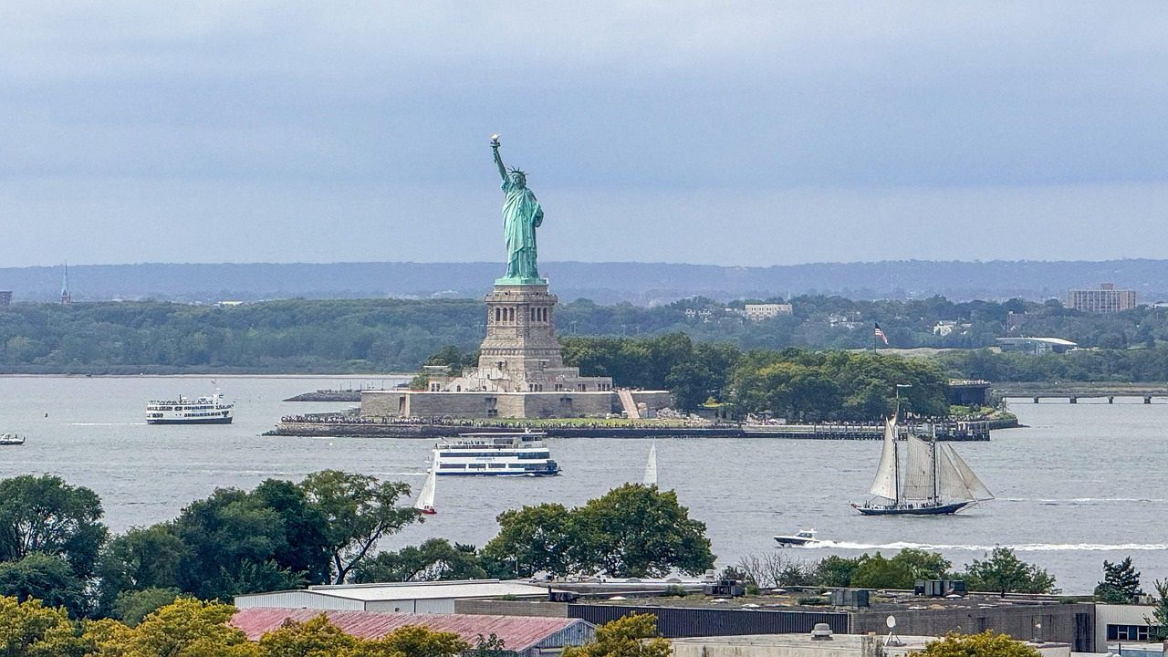 Инфляция в США достигла максимума за почти 3 года Статуя Свободы
