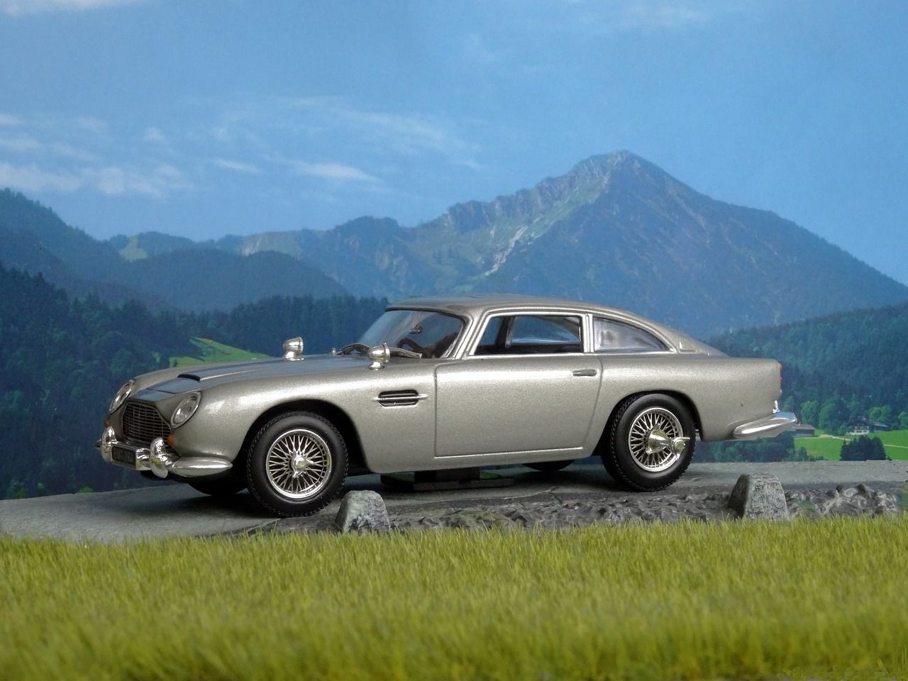 Наследники Яна Флеминга ввели запрет на автомобиль Aston Martin в новых книгах о Джеймсе Бонде автомобиль на дороге