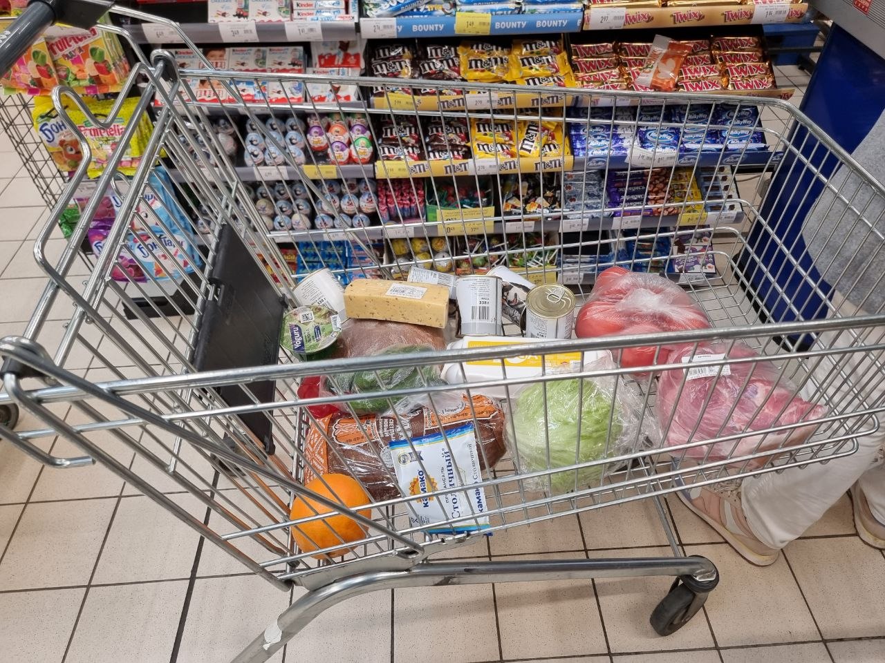 Зачем обсуждать с ребенком семейный бюджет и покупки продуктов в магазине вместе тележка продуктов