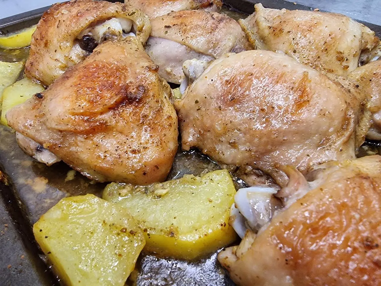 Секрет хрустящей корочки у курицы: сода и разрыхлитель — маринад от профи запеченное бедро