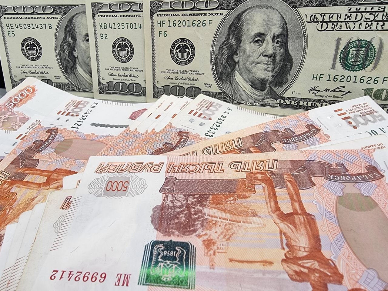 Ставки ФРС и ЕЦБ: кто ошибётся в нефтяной войне доллары и российские рубли