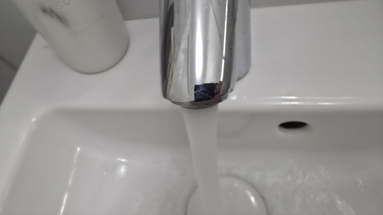 Названы адреса в Минске, где на этой неделе отключат горячую воду вода из крана