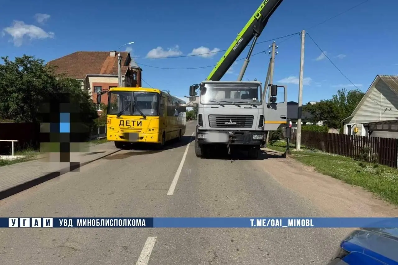 В Минском районе школьный автобус попал в ДТП. Зацепило автокраном МАЗ грузовик и автобус