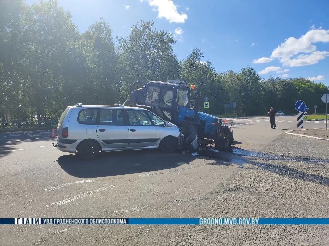Под Гродно тракторист протаранил иномарку, в больницу попал 10-летний ребенок трактор и автомобиль